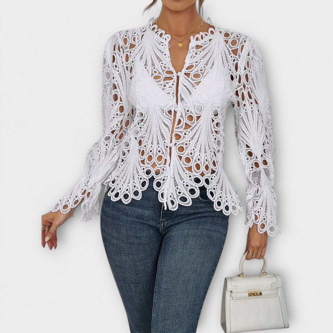Rikke – Elegant Bluse med Hæklede Detaljer