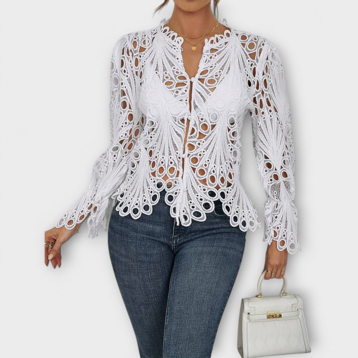 Rikke – Elegant Bluse med Hæklede Detaljer