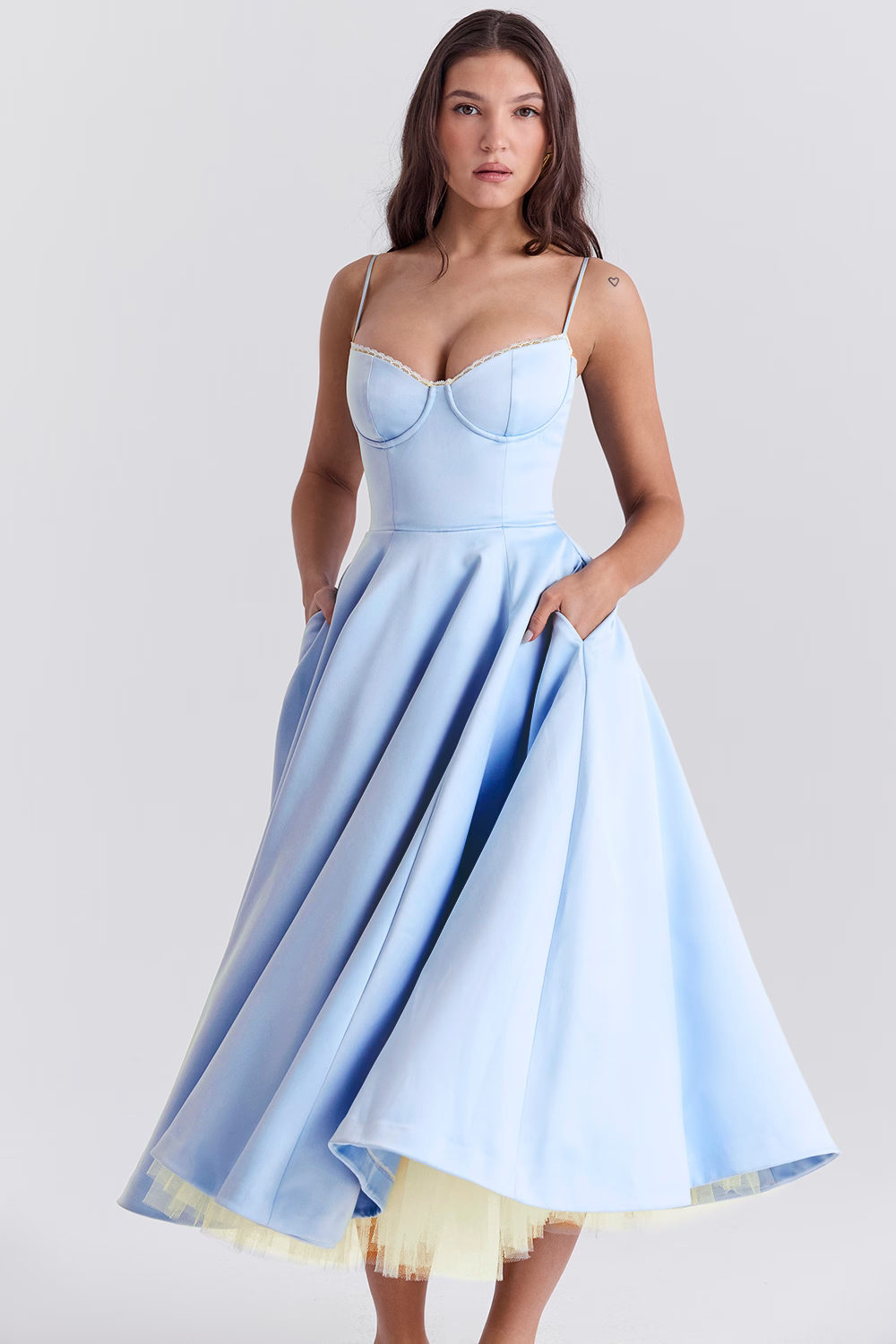 Alina – Elegant korset midikjole