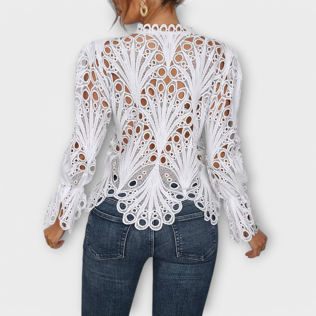 Rikke – Elegant Bluse med Hæklede Detaljer