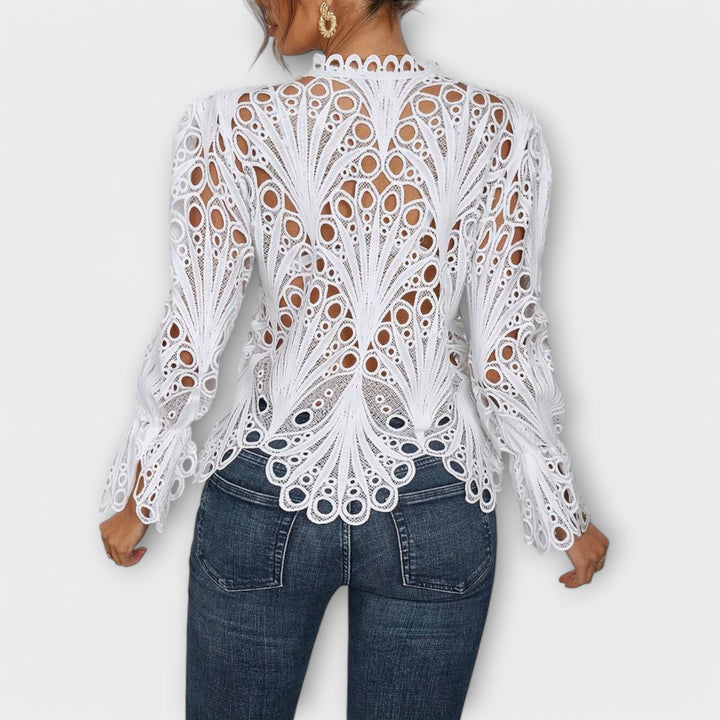 Rikke – Elegant Bluse med Hæklede Detaljer