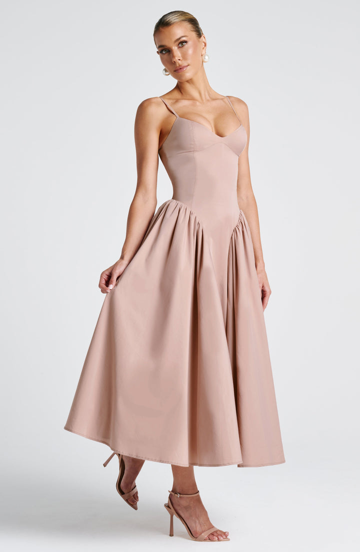 Luminara – Elegant Delune midikjole