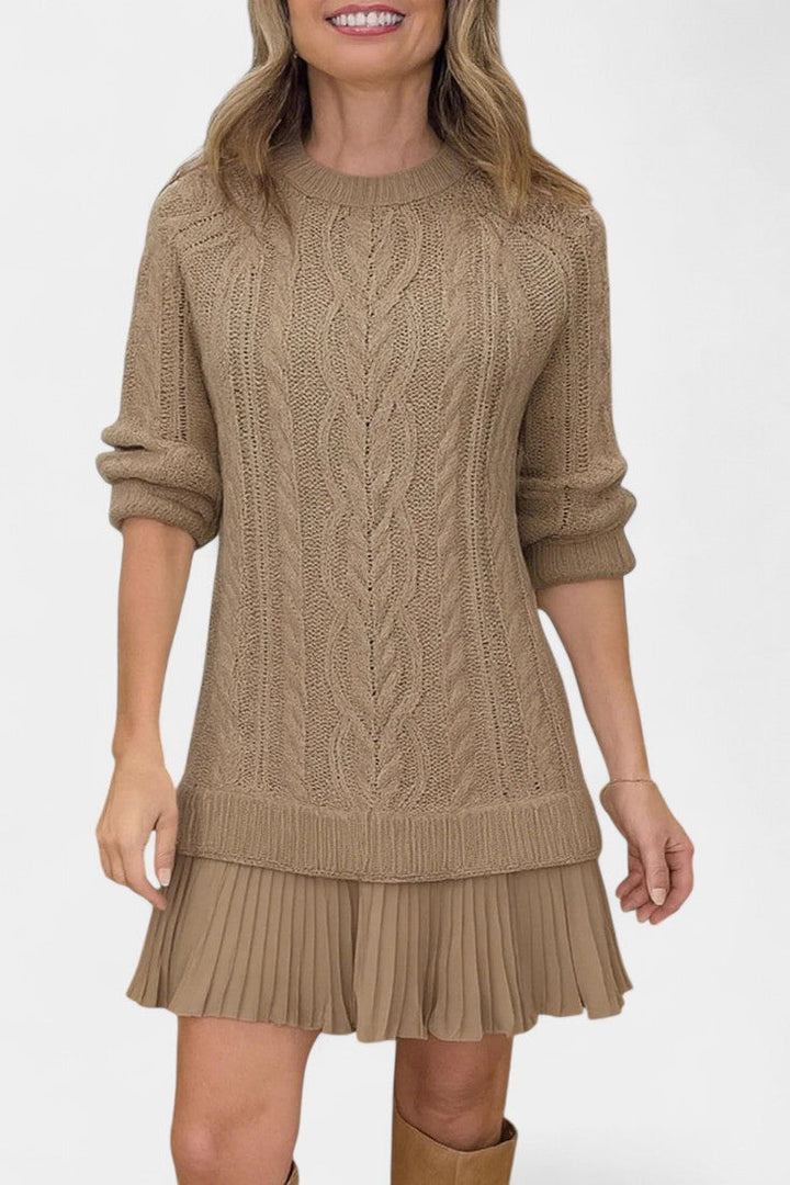 Daina – Elegant mini strikkjole med unik silhuet