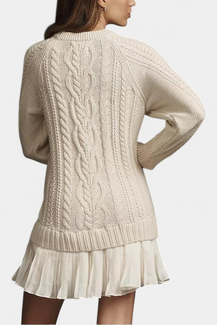 Daina – Elegant mini strikkjole med unik silhuet