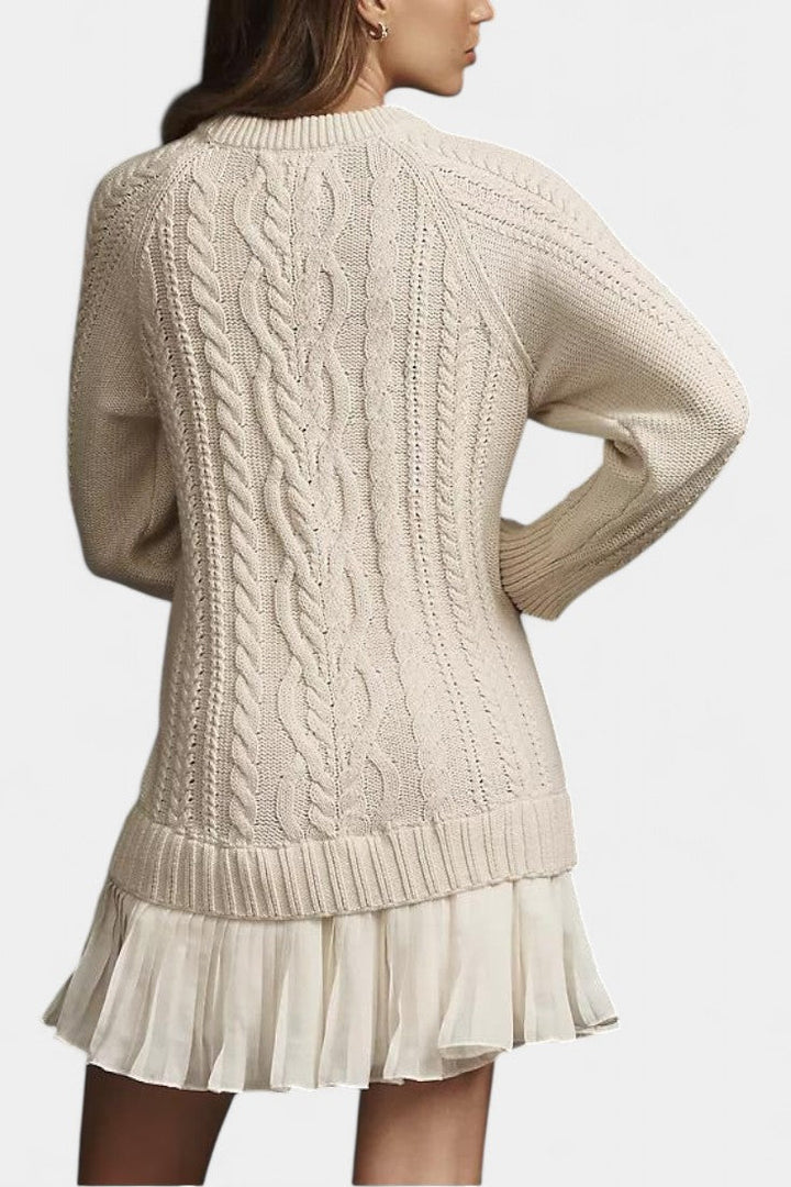 Daina – Elegant mini strikkjole med unik silhuet