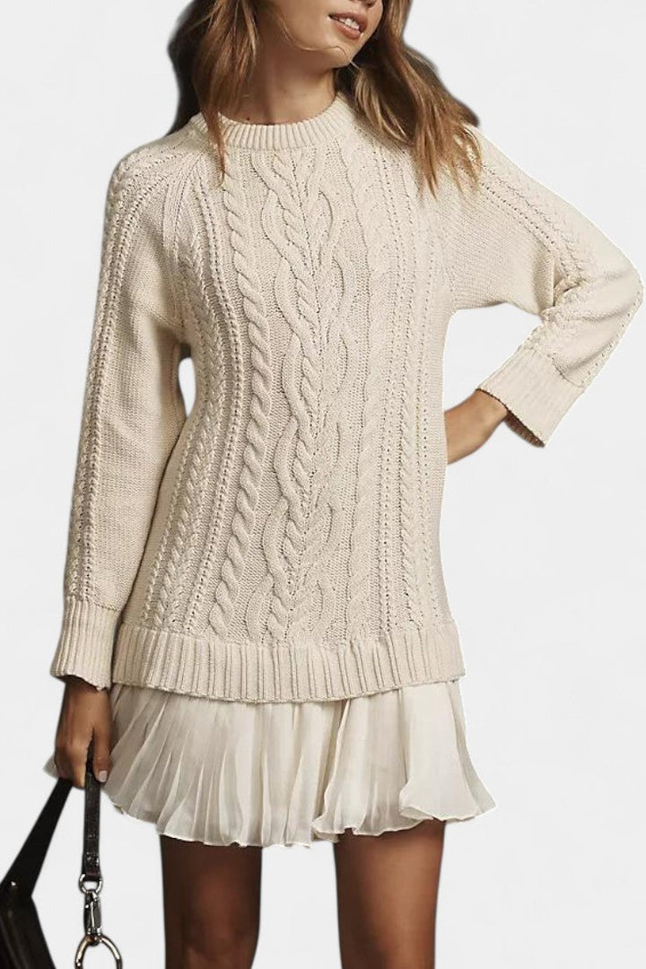 Daina – Elegant mini strikkjole med unik silhuet