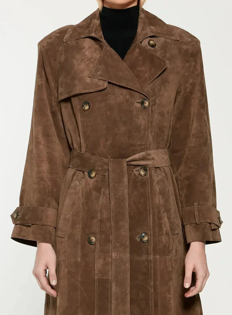 Freja – Tidløs Ruskindstrenchcoat