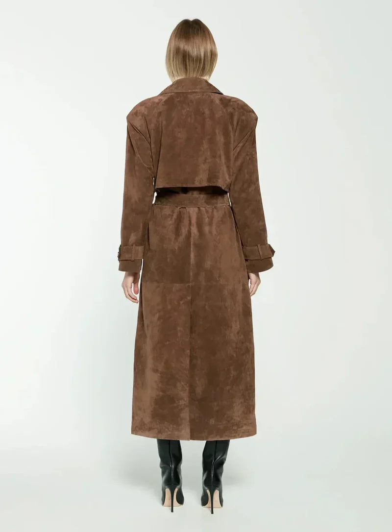 Freja – Tidløs Ruskindstrenchcoat